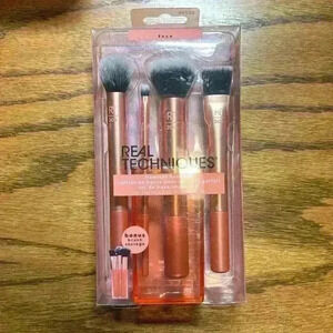 REAL TECHNIQUES - Set of 4 makeup brushes